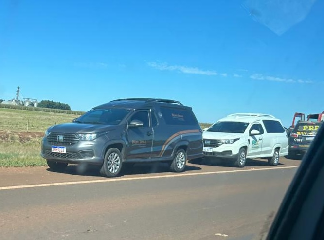 Veículos funerários recolhem corpos após acidente