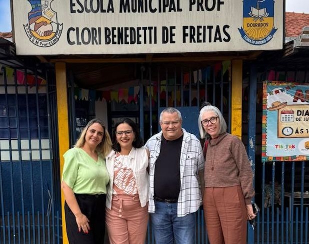 Deputada Gleice Jane, com equipe da escola Clori