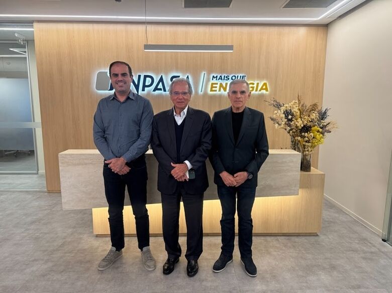 O CEO Eder Lopes, Paulo Guedes e o fundador José Odvar Lopes, na Inpasa