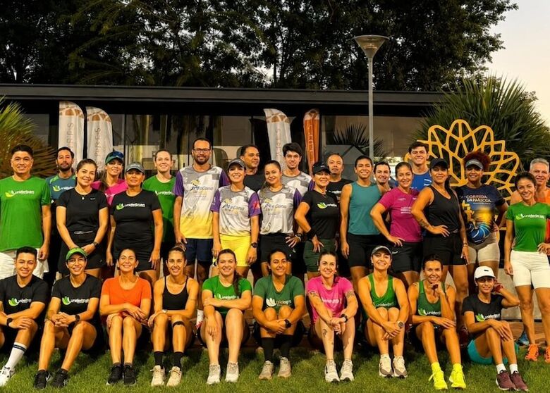 Karla, com grupo de corredores de rua em Dourados