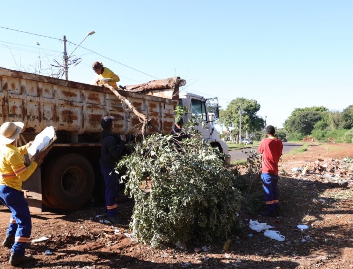Semsur remove lixão às margens da Via Parque