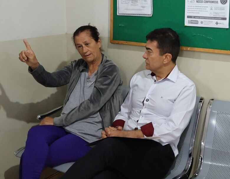 Marçal ouve paciente em Unidade de Saúde de bairro