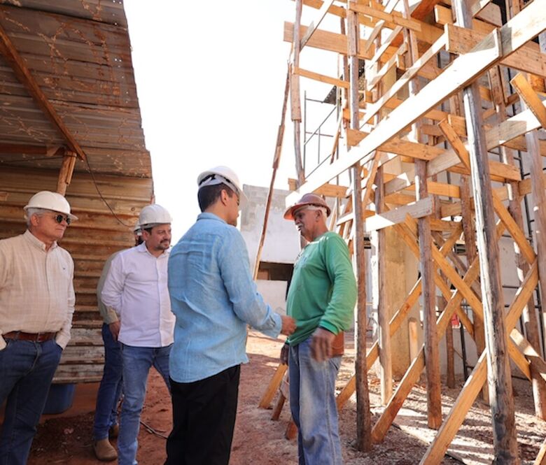 Prefeito e secretários durante visita a obra do Samu