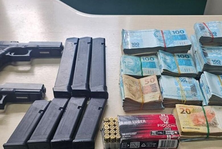 Pistolas, munições e dinheiro apreendidos em operação