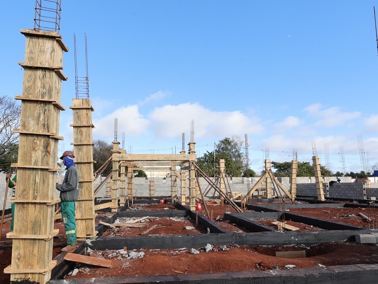 Estrutura em construção da moderna Policlínica de Especialidades