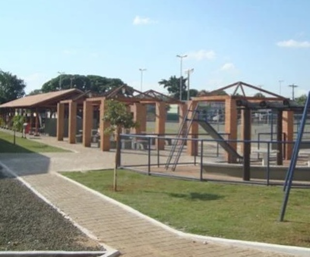 Embriaguez gera confusão em família na praça