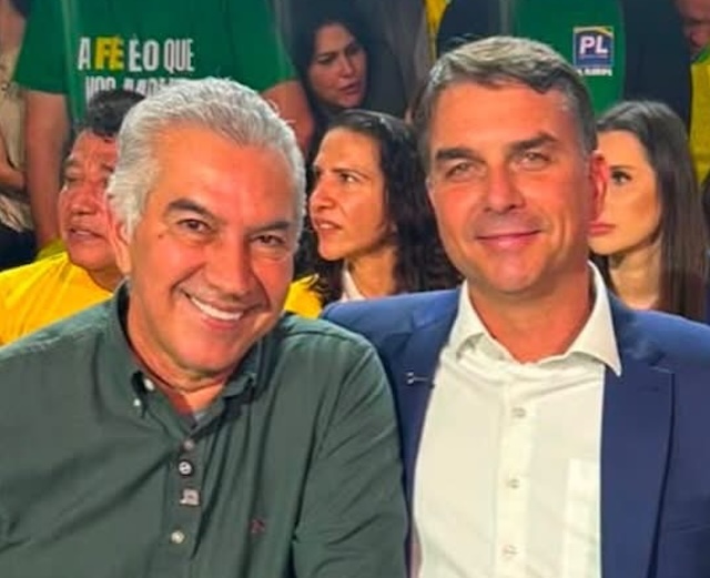 Reinaldo, com Flávio Bolsonaro, na convenção do PL