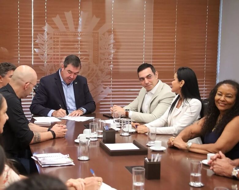 Governador assina autorização para realização de concurso