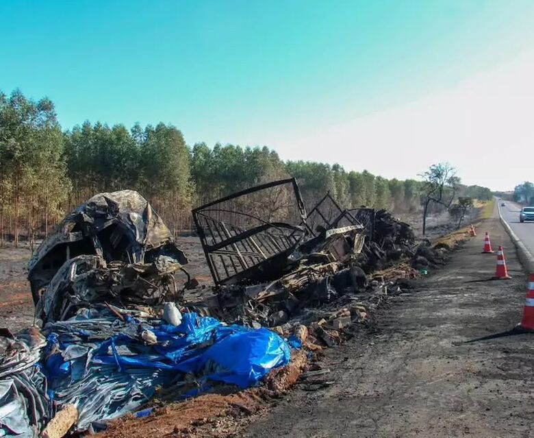 Restos de carreta incendiada são removidos de rodovia