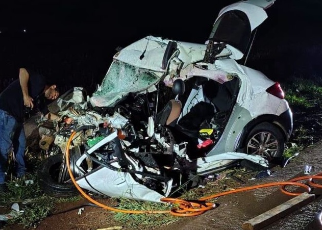 Carro destruído após desviar de anta e chocar com carreta