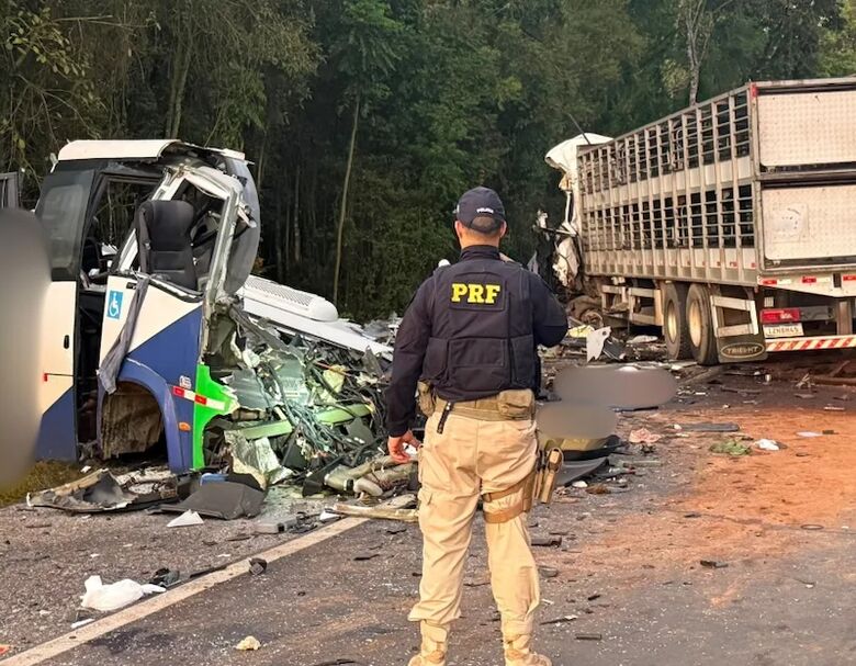 Ônibus da Prefeitura bateu de frente com caminhão