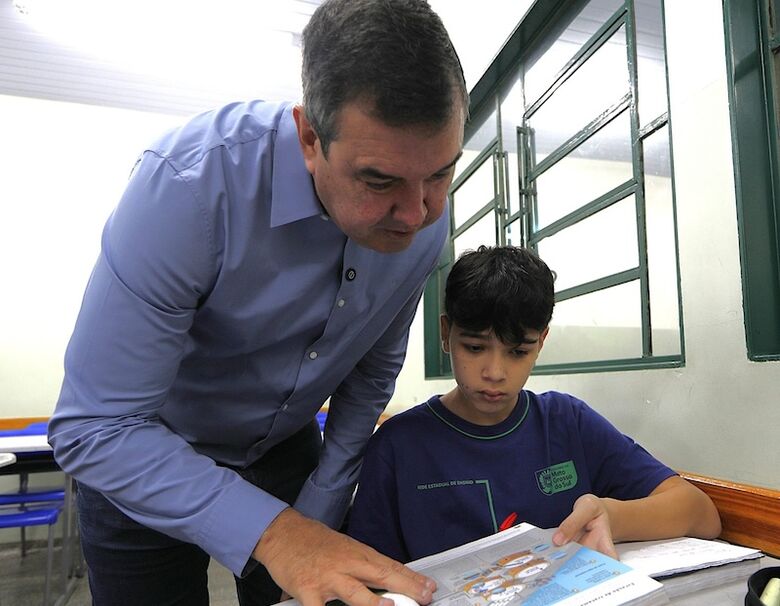 Governador Eduardo Riedel pesquisa em livro do aluno