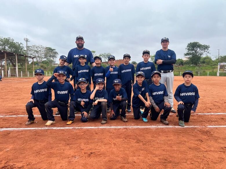 Atletas da equipe infantil de Naviraí