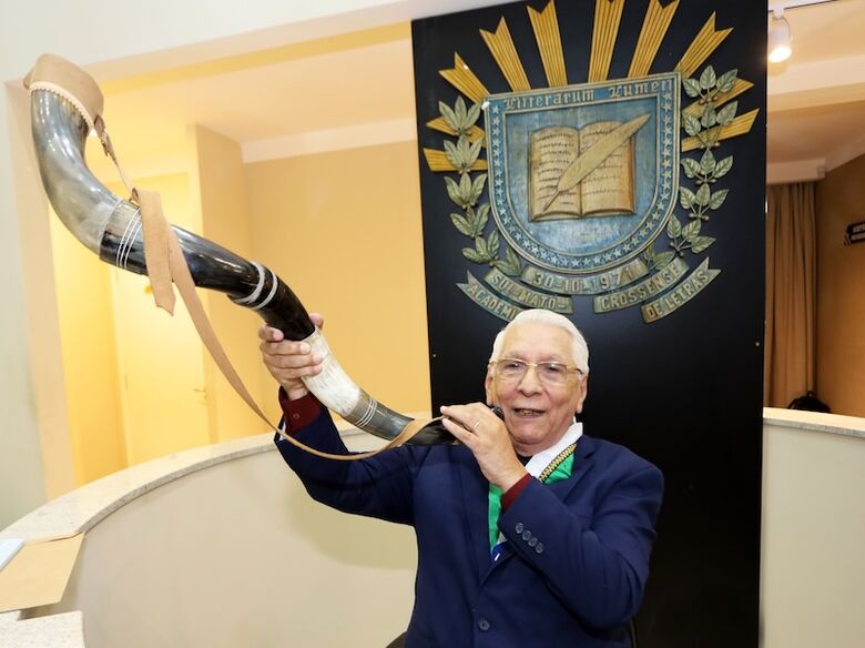 Brígido chega 'tocando berrante' à Academia de Letras