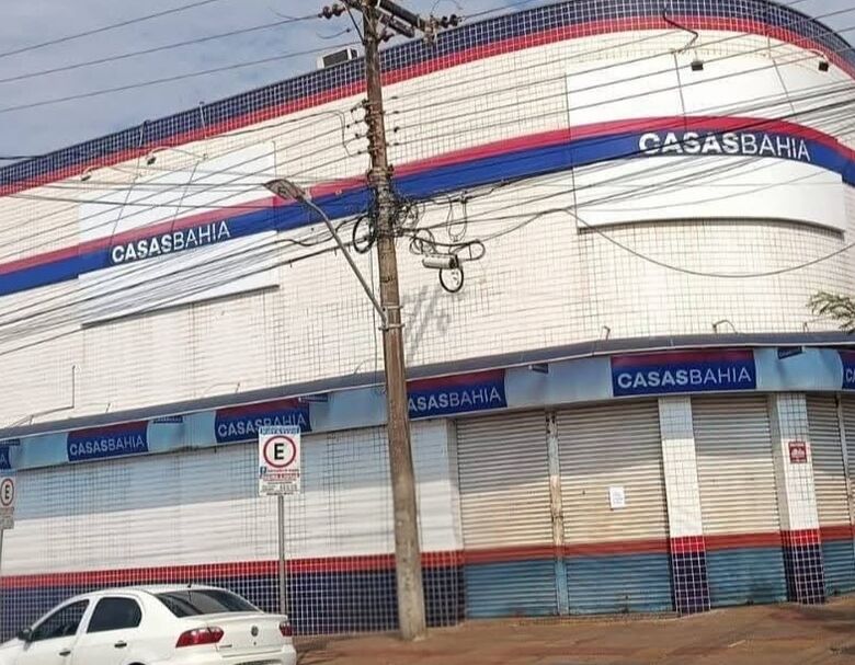 Fechamento das Casas Bahia acede luz amarela no comércio