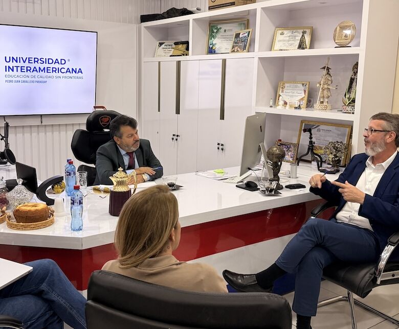 Carlos Bernardo recebe representantes do Grupo Solução
