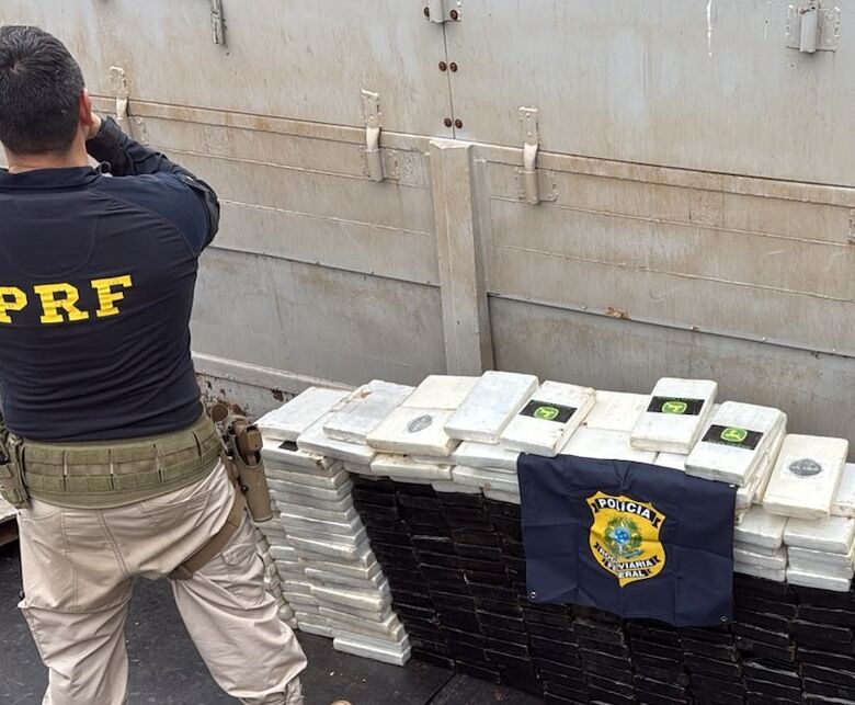 Droga estava acondicionada na carroceria de caminhão