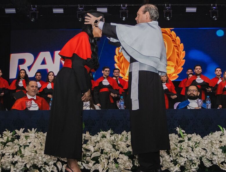 Reitor Renato preside cerimônia de outorga de grau