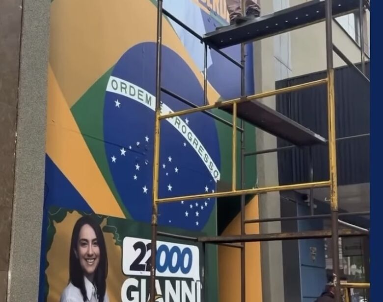 Bandeira do Brasil é readequada em comitê de Gianni