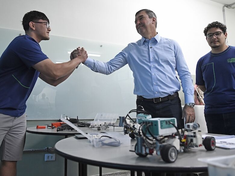 Governador Eduardo Riedel conversa com estudantes