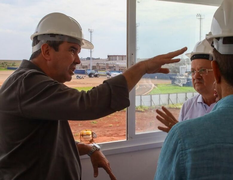 Com o vice e o prefeito Marçal, Riedel grava no aeroporto