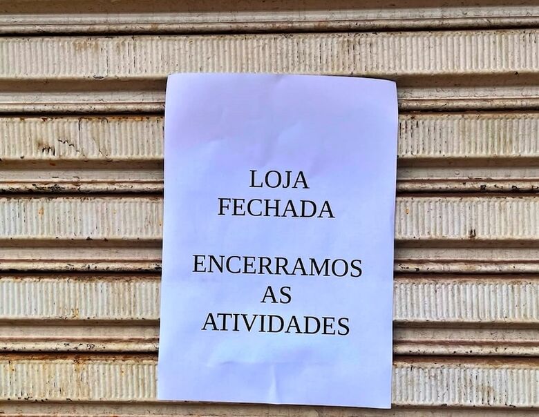 Bilhete na porta de uma das lojas das Casas Bahia