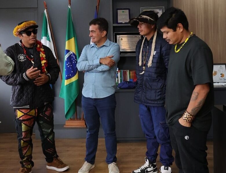 Marçal Filho com membros do Brô MC's na Prefeitura
