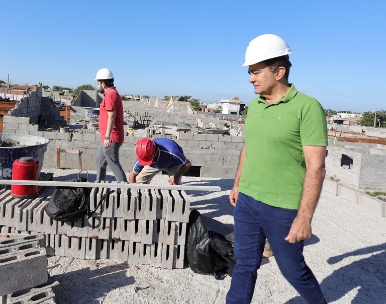 Prefeito não descuida do servidor e de melhorar a cidade