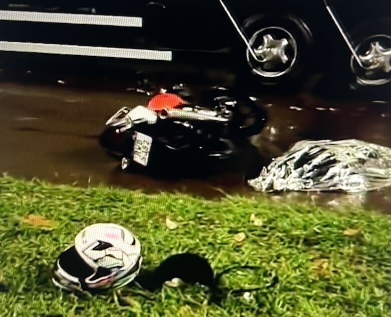Moto parou embaixo do caminhão após o choque