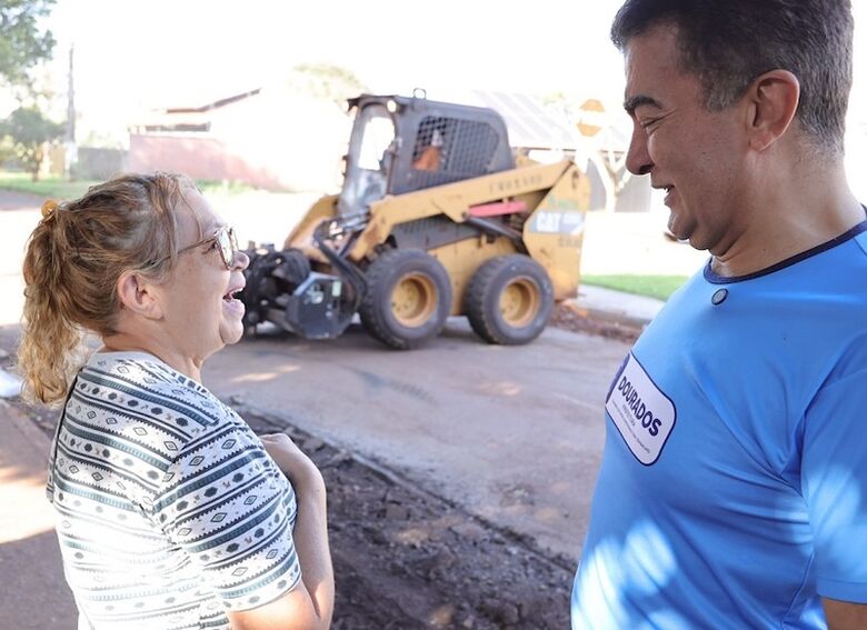 Prefeito conversa com moradora Irani Rodrigues em bairro