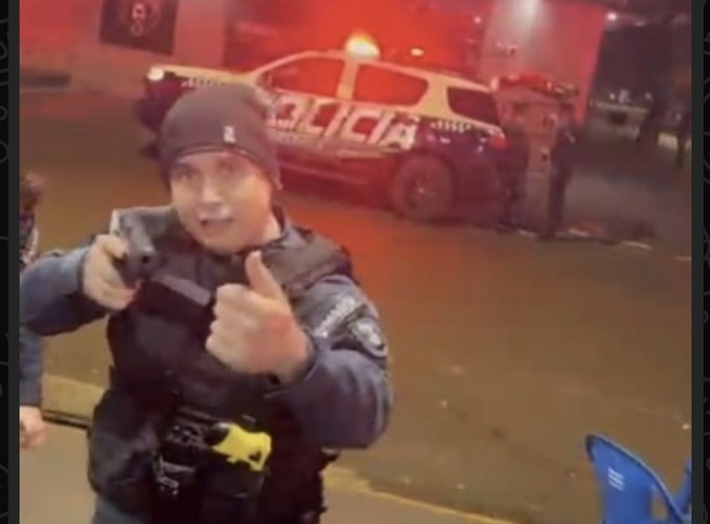 PM avança de pistola em punho durante abordagem