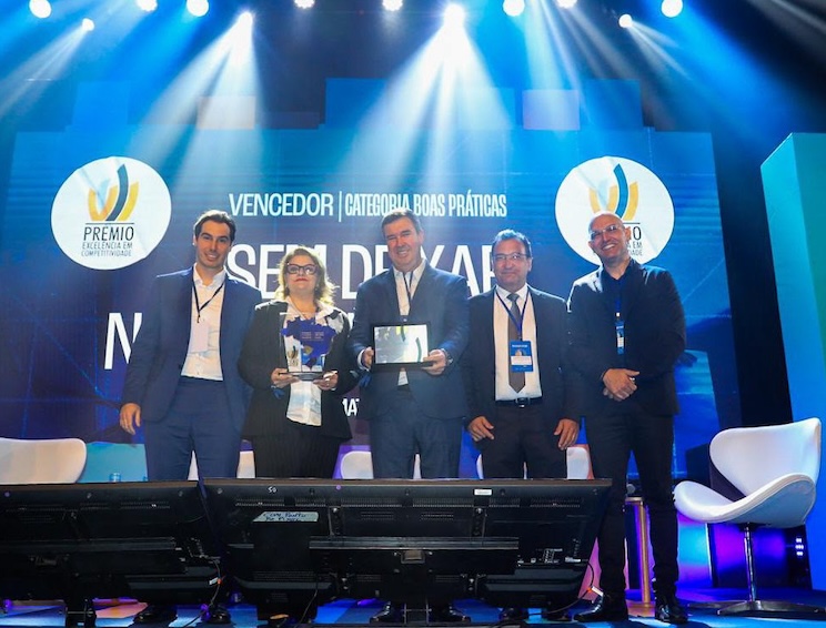 Governador Riedel recebe o prêmio vencedor nacional