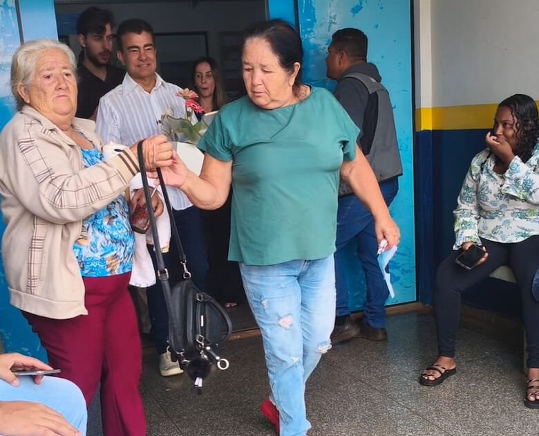 Prefeito Marçal Filho, com moradores da região atendida