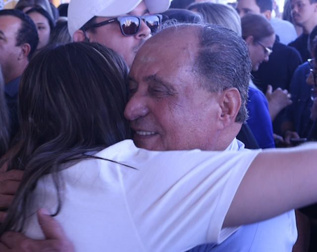 Zé Teixeira é cumprimentado na convenção do PL