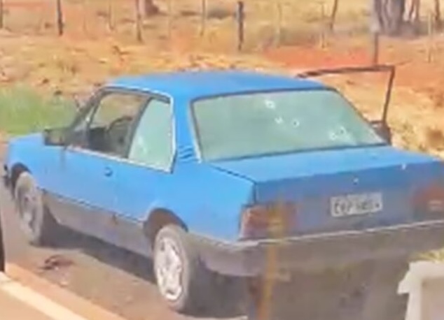 Carro onde estavam as três pessoas mortas