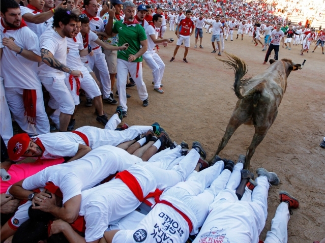 Corrida de touros tradicional na Espanha deixa seis feridos e lota as ruas  de cidade