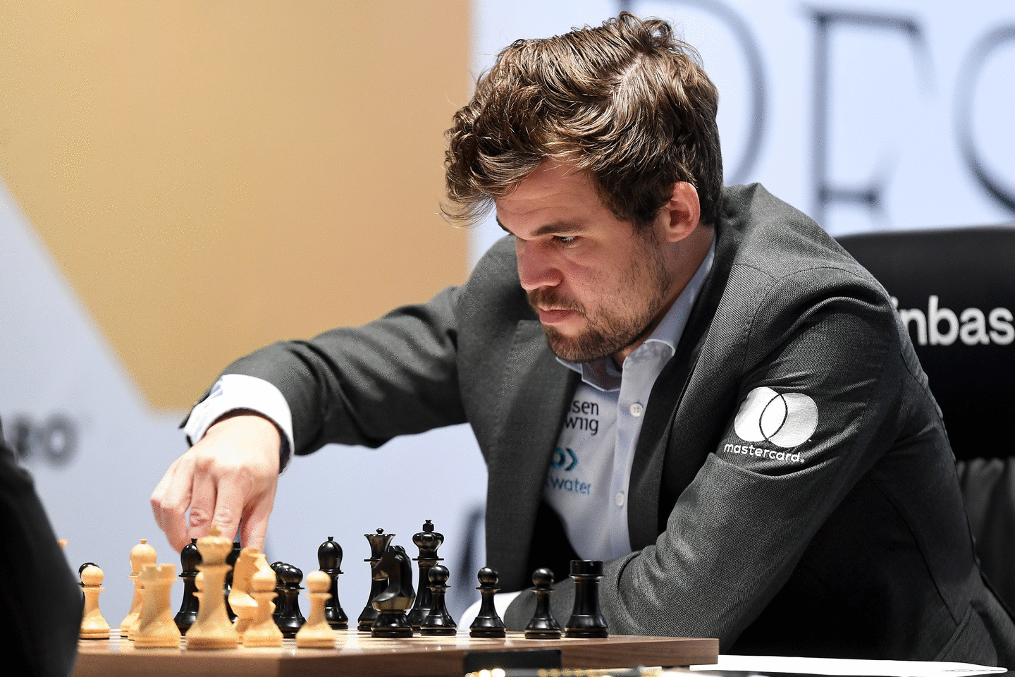 Xadrez: russo de apenas 18 anos supera Magnus Carlsen, lenda da modalidade,  na Holanda - Jornal O Globo