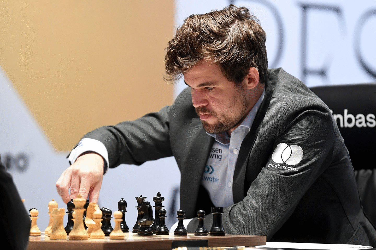 Magnus Carlsen enfrenta o GAMBITO DO REI