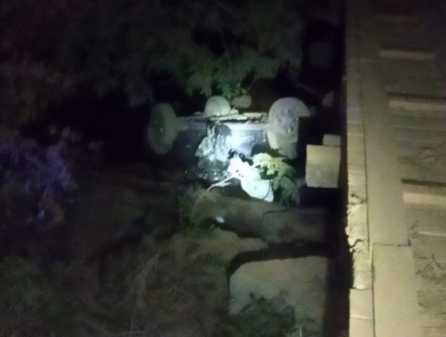 Após capotamento na pista, caminhonete caiu no rio e matou condutor