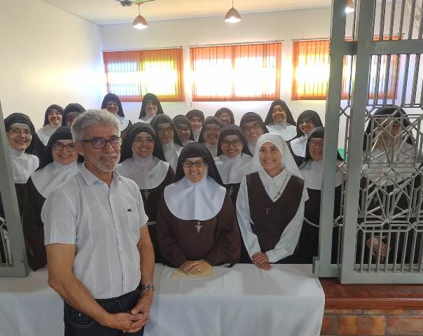 Padre Otair Se Reúne Com Irmãs Clarissas - Douranews