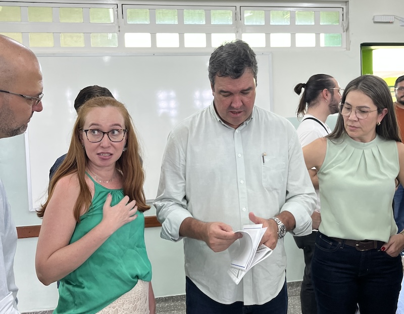 Riedel conhece projetos literários desenvolvidos na UNEI e PED